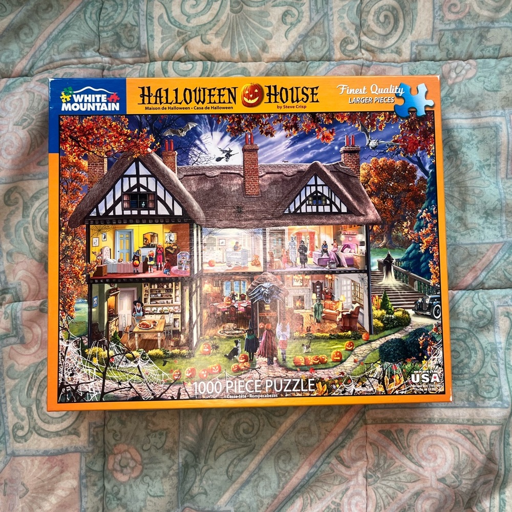 ⛔️SOLD⛔️White Mountain Halloween House 1000 piece puzzle